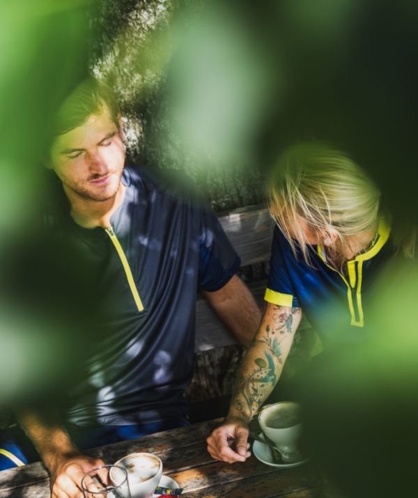 bikeexperts Bike Weekends Radfahrer sitzen unter Baum